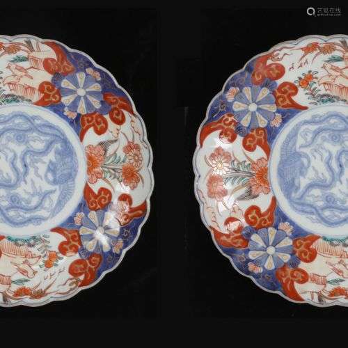JAPON, Imari, Paire de plats en porcelaine, à décor en réser...