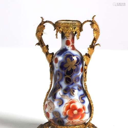 CHINE, Vase en porcelaine, décor 