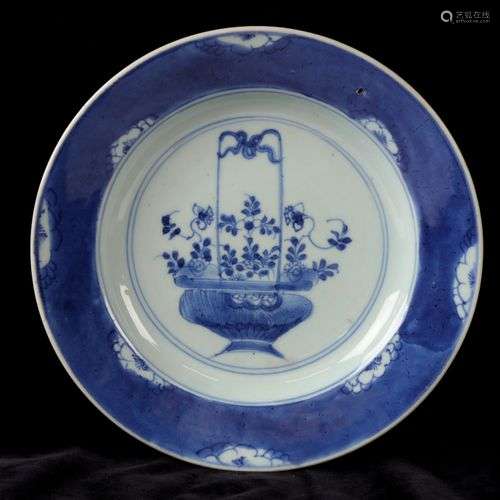 CHINE, assiette en porcelaine, à décor de bouquet en camaieu...