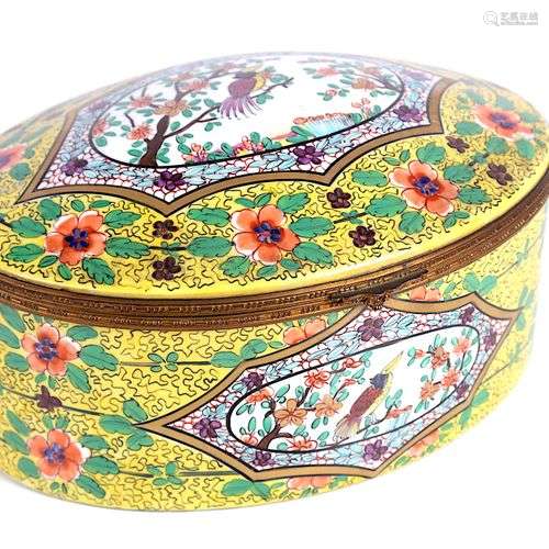 Limoges, Importante boite en porcelaine jaune, décor peint à...