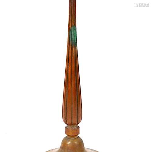 Lampe en bronze à patine brune. Vers 1925. Ht : 30 cm.