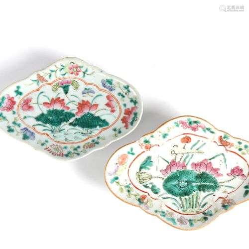 Chine, paire de plats losangiques en porcelaine, décor foral...