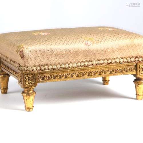 Bout de pied en bois doré, style Louis XVI. 22X30X12 cm.