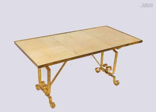 Belle Table, piètement en fer forgé et doré, le plateau gain...