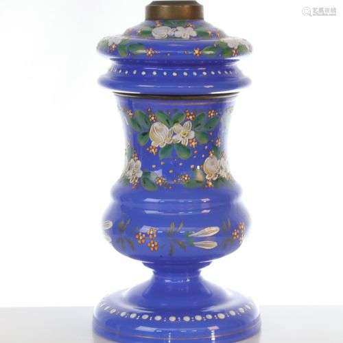 Grand vase soliflore en opaline bleue, décor d'entrelats bla...