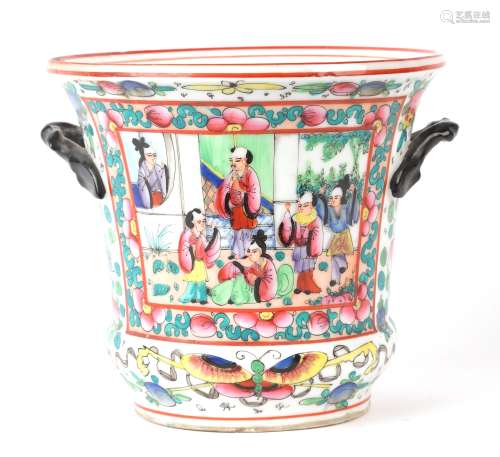 Chine, Intéressant cache-pot en porcelaine à décor d'une scè...