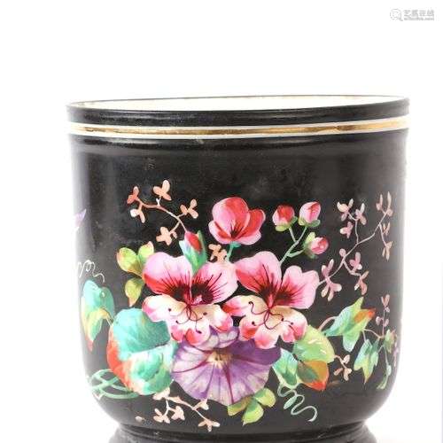 Paris, cache-pot en porcelaine à décor floral sur un fond no...