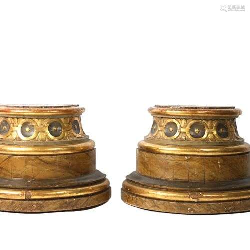 Importantes paire de demi-socles en bois doré et sculpté à l...