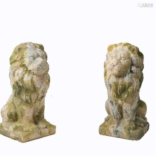 Paire de lions en pierre reconstituée. (statuaire de jardin)...