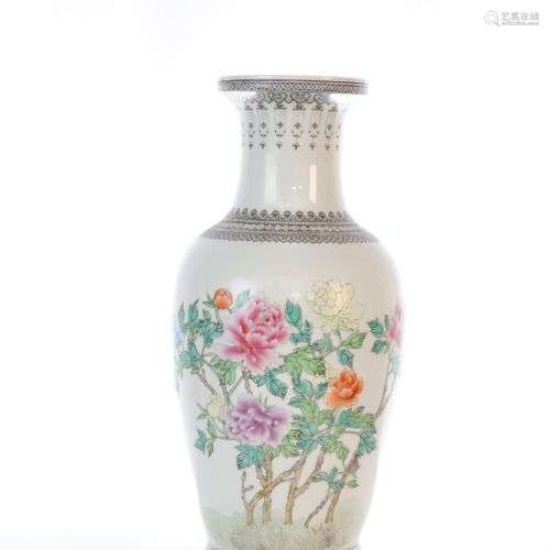 CHINE - Vase balustre en porcelaine à décor de pivoines, chr...