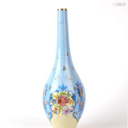 limoges, F.M, vase en porcelaine soliflore, fond bleu claire...