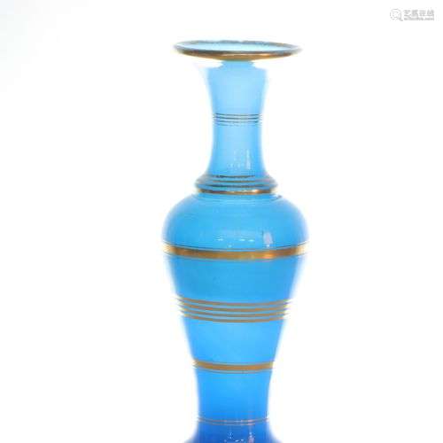 Vase en verre opalin bleu, décor de lignes concentrique en a...
