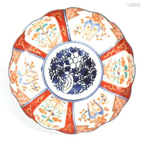 JAPON, Imari, plat en porcelaine, à décor en réserve et cent...