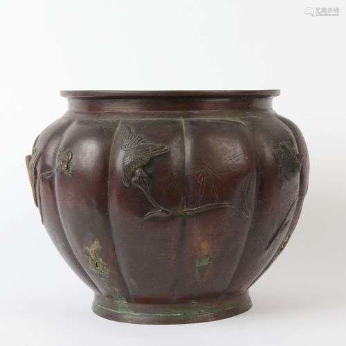 JAPON, XIX ème, vase en bronze à patine brune nuancée à bord...