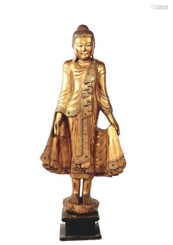 BIRMANIE, bouddha en bois laqué or, esquissant le geste de l...