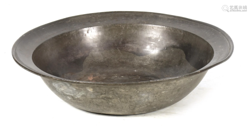 A LARGE 18TH CENTURY PEWTER BOWL with moulded edge,