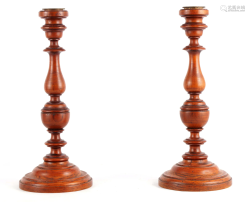 A PAIR OF 19TH CENTURY TURNED OAK CANDLESTICKS with