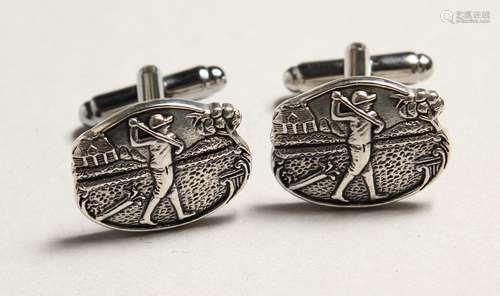 A PAIR OF SILVER GOLFING CUFF LINKS