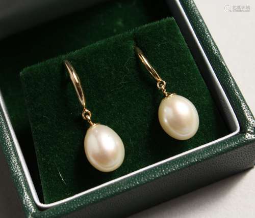 A PAIR OF 9CT GOLD PEARL EAR RINGS