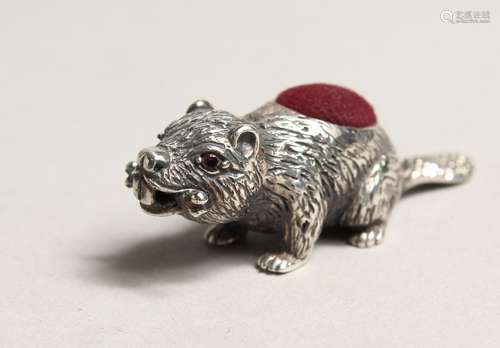 A NOVELTY SILVER BEAVER PIN CUSHION.