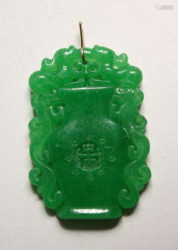 A GOLD TOP JADE URN PENDANT.