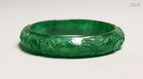 A CARVED APPLE GREEN BANGLE