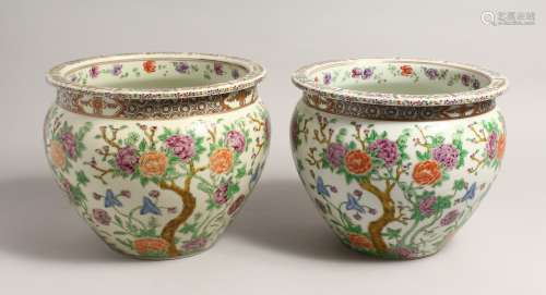 A PAIR OF JAPANESE DESIGN CIRCULAR JARDINIERE painted with f...