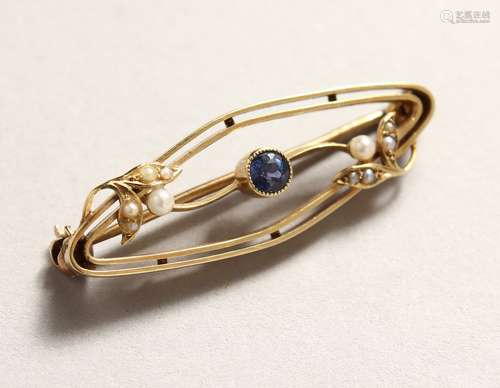 A 15CT GOLD SAPPHIRE AND PEARL BAR BROOCH