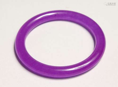 A LAVENDER JADE BANGLE