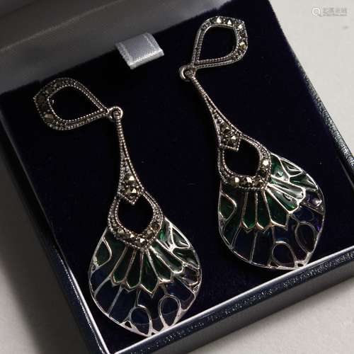 A PAIR OF SILVER MARCASITE AND PLIQUE EMERALD DROP EAR RINGS