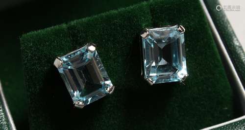 A PAIR OF SILVER TOPAZ EMERALD CUT EAR RINGS