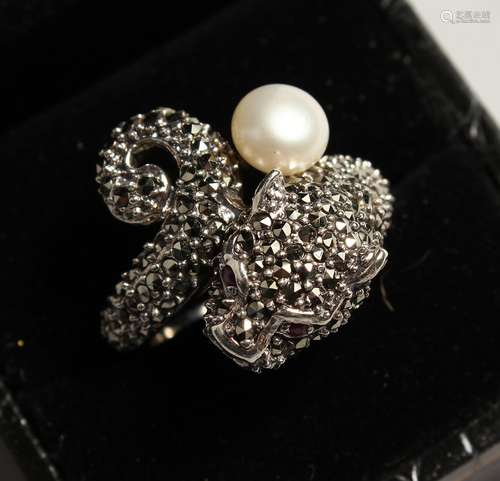 A SILVER AND MARCASITE PANTHER AND PEARL RING