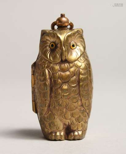 A NOVELTY BRASS OWL DOUBLE SOVEREIGN CASE