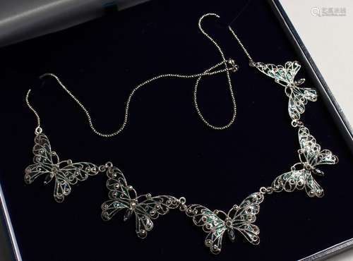 A SILVER SAPPHIRE SET PLIQUE EMERALD BUTTERFLY NECKLACE