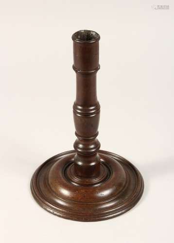 AN 18TH CENTURY TURNED WOOD CANDLESTICK with large circular ...