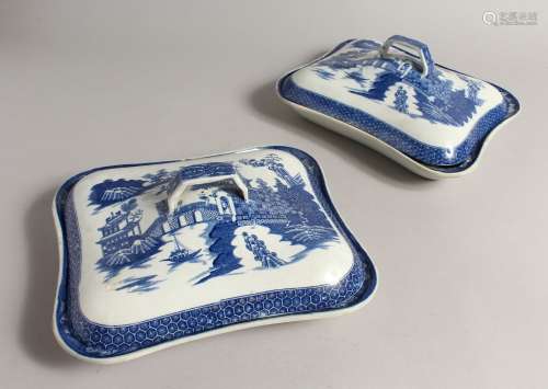A PAIR OF BLUE AND WHITE SQUARE SHAPE TUREENS AND COVERS 9in...
