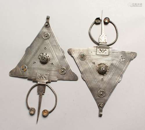 A PAIR OF ISLAMIC SILVER HEAD PIECES