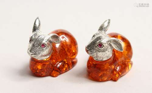 A PAIR OF FAUX AMBER RABBITS