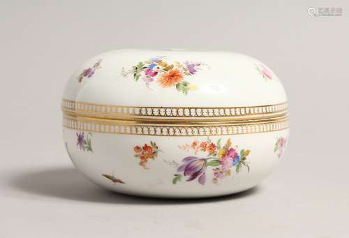 A 20TH CENTURY MEISSEN CIRCULAR POT AND COVER sprigged with ...