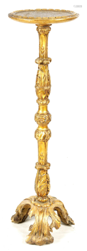 AN EARLY 18TH CENTURY CARVED GILT GESSO TORCHERE with