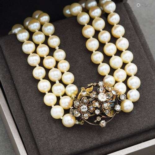 Important et élégant collier de 3 rangs de perles de culture...
