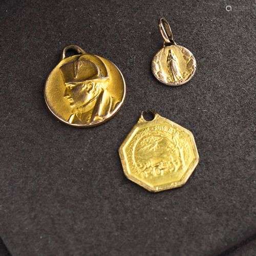 Trois médailles dont deux de marque Fix en métal doré, l'une...
