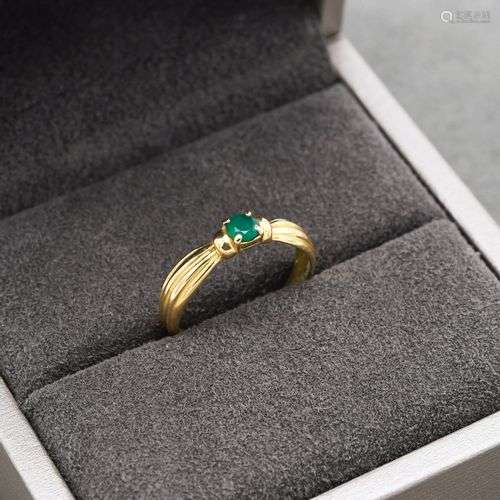 Bague en or jaune 18K 750 millièmes ornée d'une pierre verte...