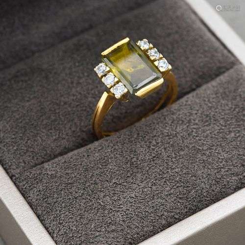 Bague en or jaune 18K 750 millièmes ornée d'un péridot de ta...