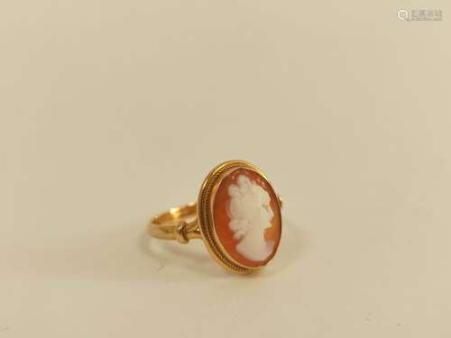 Cameo ring in gold '750'. Size 'J½'.