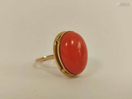 Coral ring in gold, probably 18ct.