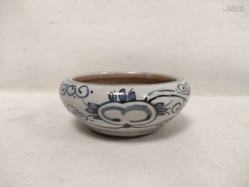 Chinese, Ming dynasty or later, blue and white porcelain bow...