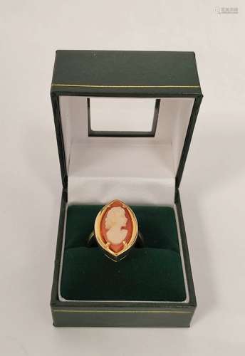 Cameo ring of navette shape in 9ct gold, 5.8g. Size 'N'.