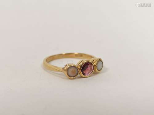 Pearl and garnet three stone ring in gold '18ct', 3g. Size '...