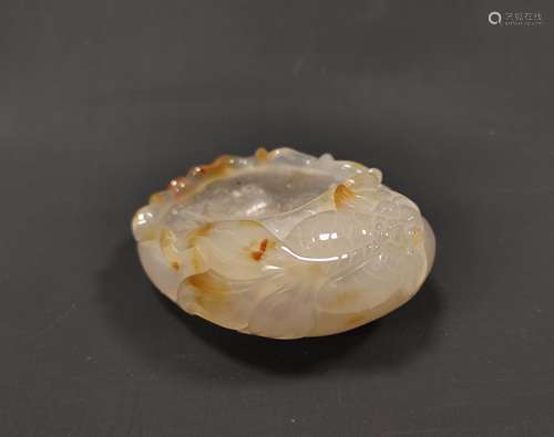 Chinese agate brush washer in the form of a crenulated shell...